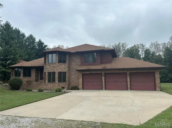 250 Hoffmann Ln, Belleville, IL 62226