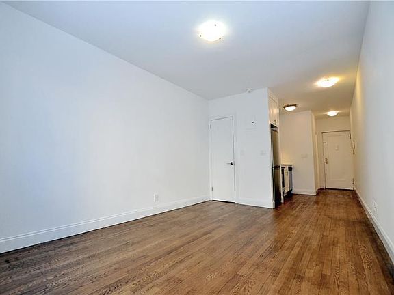 4th image of 312-320 W 23rd St #1J