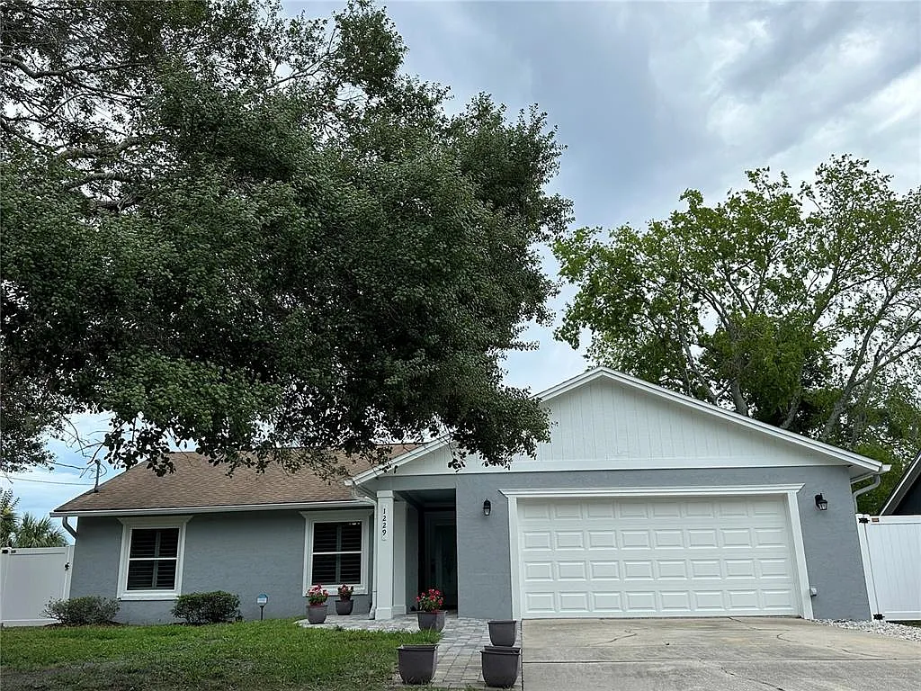 3 bed, 2.0 bath, 1301 sqft, $2,400 — Photo 1