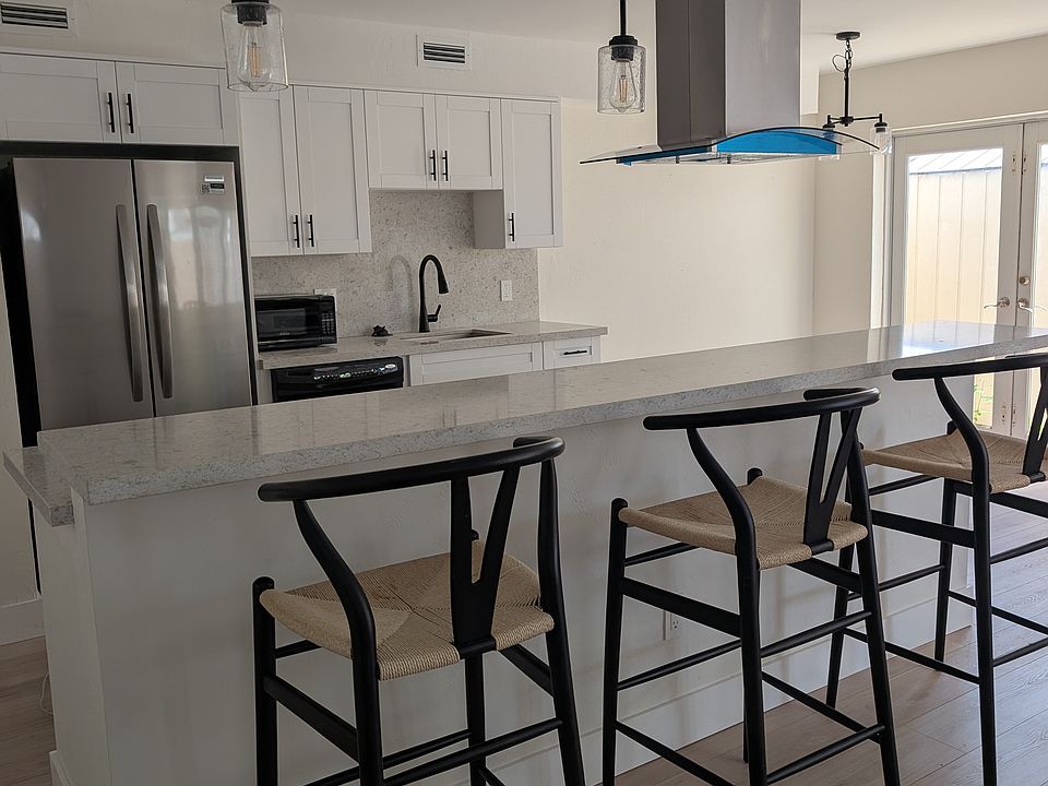 Kitchen with Island seating