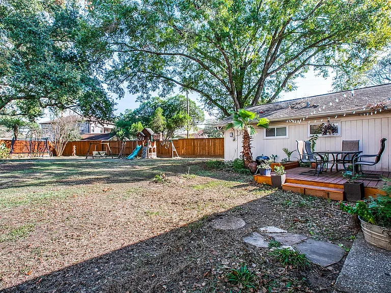 8503 Manhattan Dr — Photo 40