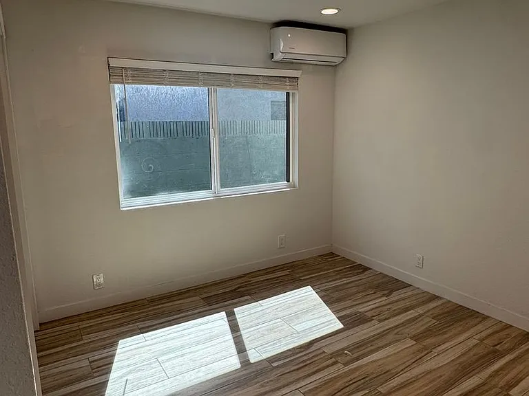 !! Move-In Special !! Cozy Carson Back House With Skylights & Washer/Dryer — Photo 15