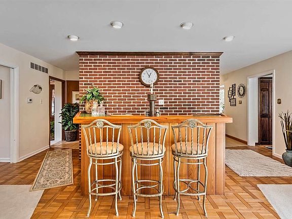 5th image of 679 Breckley Ave