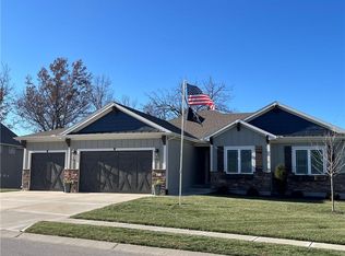 818 NW Hickory Ridge Dr, Grain Valley, MO 64029