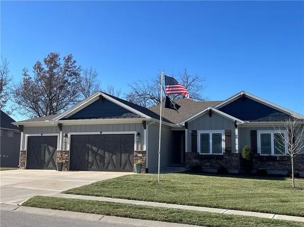 818 NW Hickory Ridge Dr, Grain Valley, MO 64029