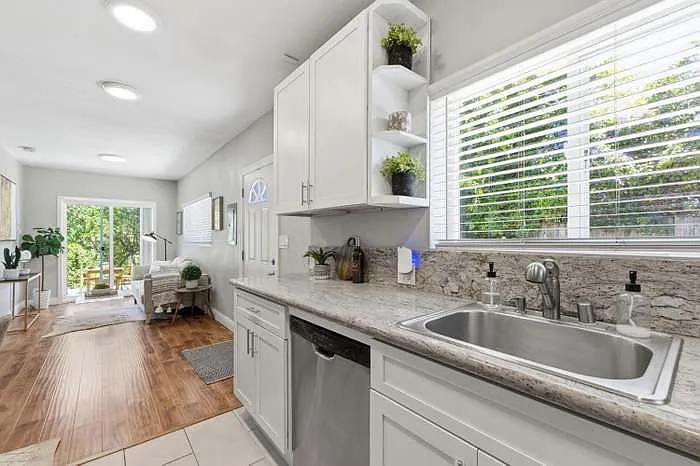 2 bed, 695 sqft, $2,250 — Photo 2