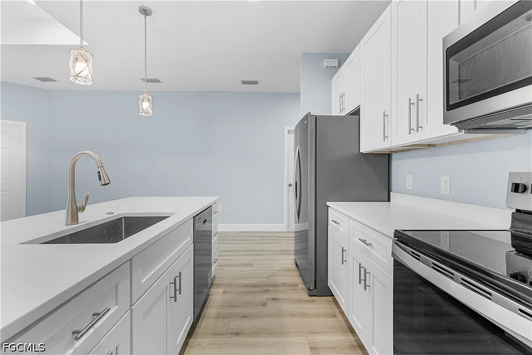3 bed, 2.0 bath, 2394 sqft, $1,700 — Photo 2