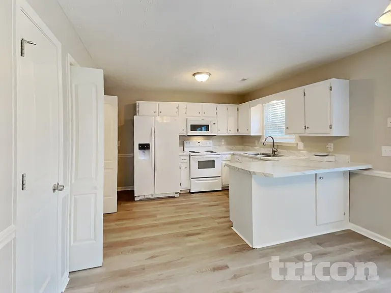 2121 Montgomery Ln — Photo 7