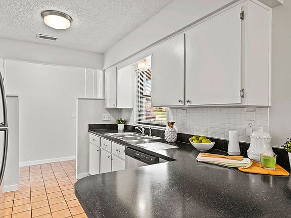 4th image of 4805 Malarkey St