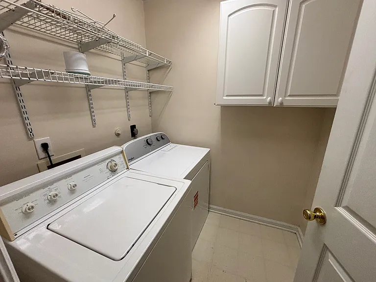 136 Trafalgar Ln — Photo 32