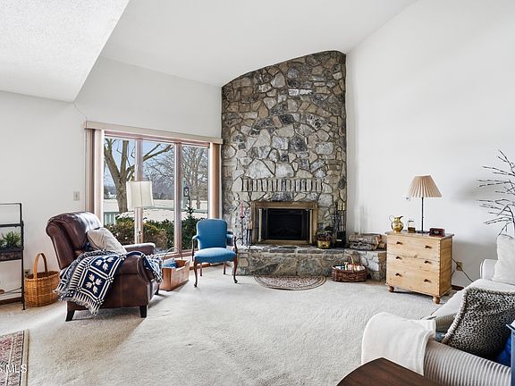 5th image of 821 Fox Run Rd APT 6