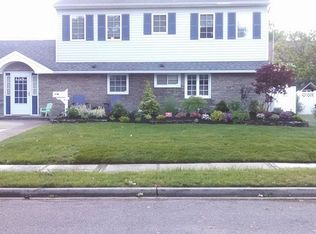 48 Ribbon Ln, Wantagh, NY 11793
