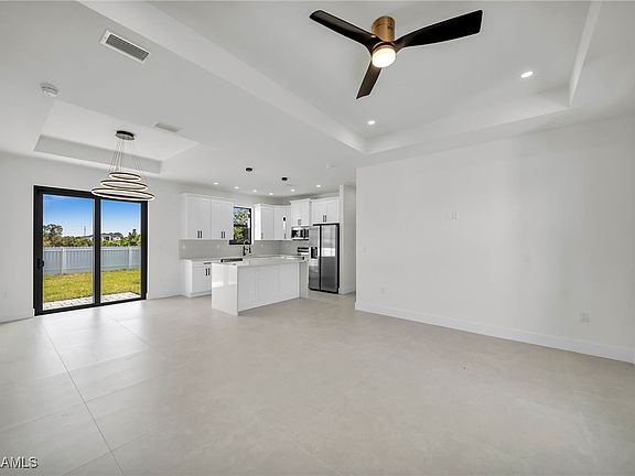 3rd image of 815 Bell Blvd S