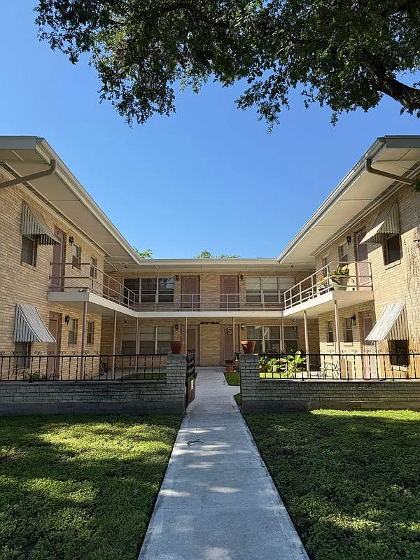 1 bed, 1.0 bath, 810 sqft, $1,200 — Photo 1