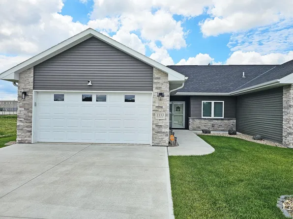 1933 Minden Dr, Columbus, NE 68601