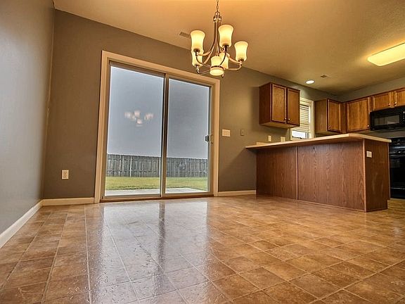 3rd image of 610 Heatherwood Ln