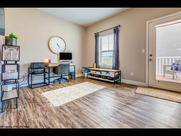 201 Red Oak Ln — Photo 7