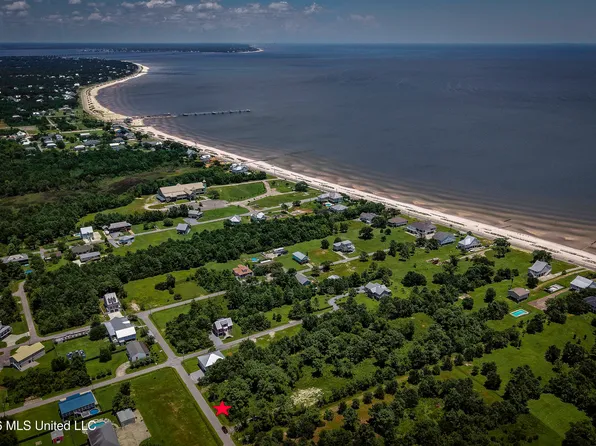 401 Fell St, Waveland, MS 39576