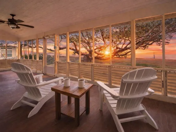 7414 Ocean Dr, Beach City, TX 77523