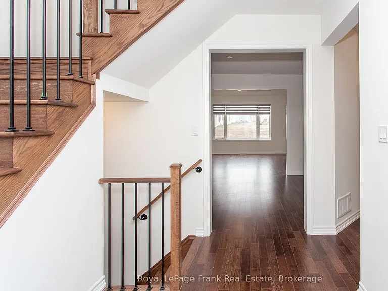 5 Hennessey Cres — Photo 4