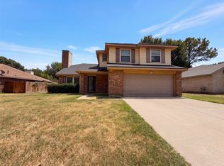 2831 Red Oak Dr, Grand Prairie, TX 75052