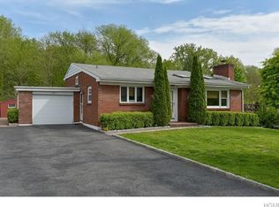 8 Crystal Ct, Montrose, NY 10548