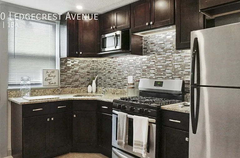 100 Ledgecrest Ave — Photo 3