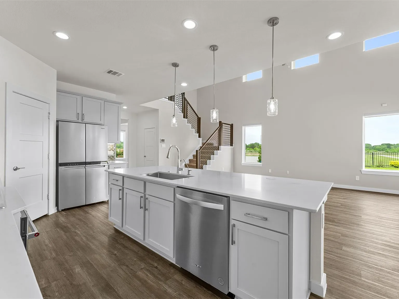 4 bed, 3.5 bath, 3480 sqft, $4,200 — Photo 2