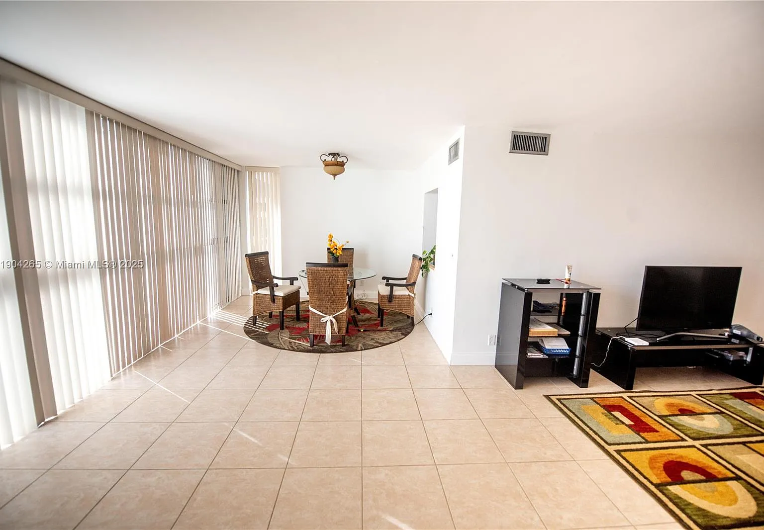 200 Leslie Condo — Photo 2