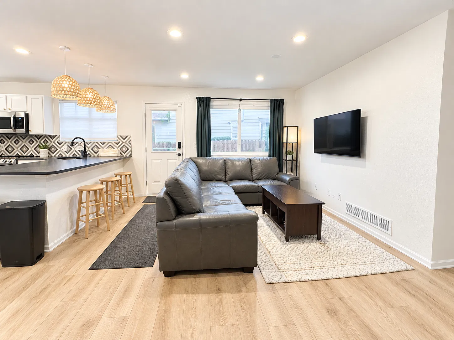3 bed, 1192 sqft, $4,000 — Photo 2