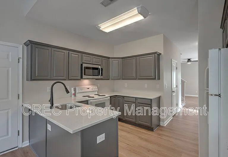 184 Grand Oaks Dr — Photo 2