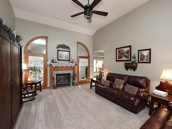 5th image of 49 Woodlake Trl