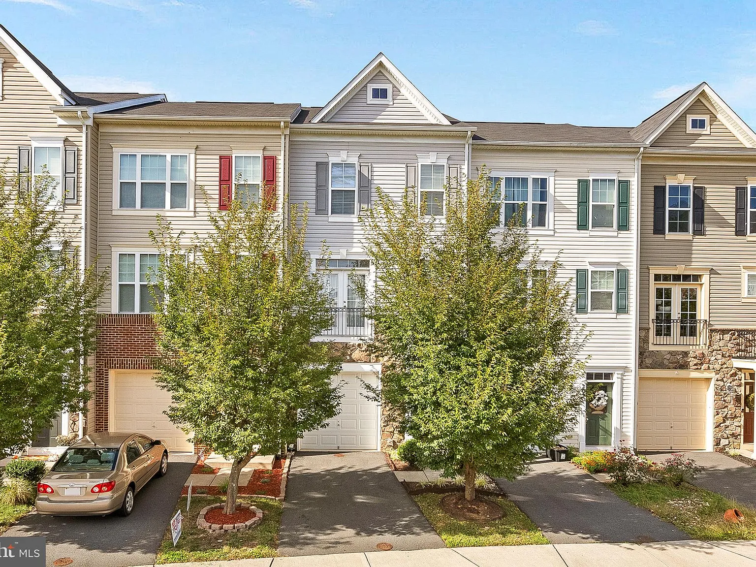 3 bed, 3.5 bath, 2253 sqft, $3,000 — Photo 2