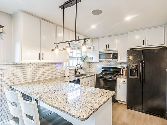 4th image of 300 Ascot Ln