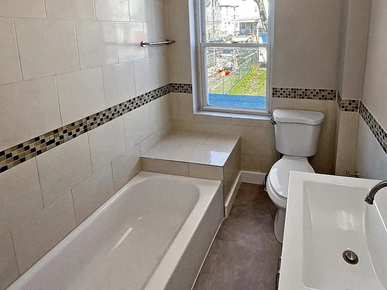 Bathroom (2/2)