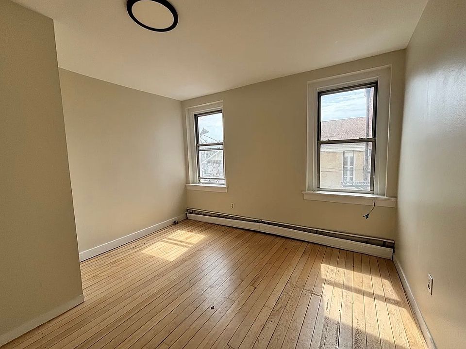 1st image of 378 Thames St APT 3
