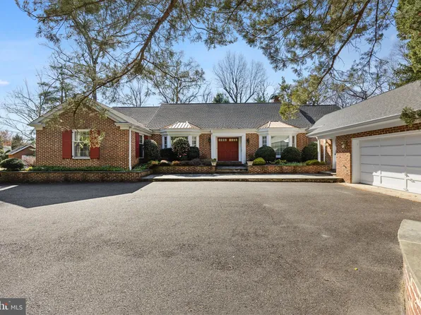 690 Golf View Rd, Moorestown, NJ 08057