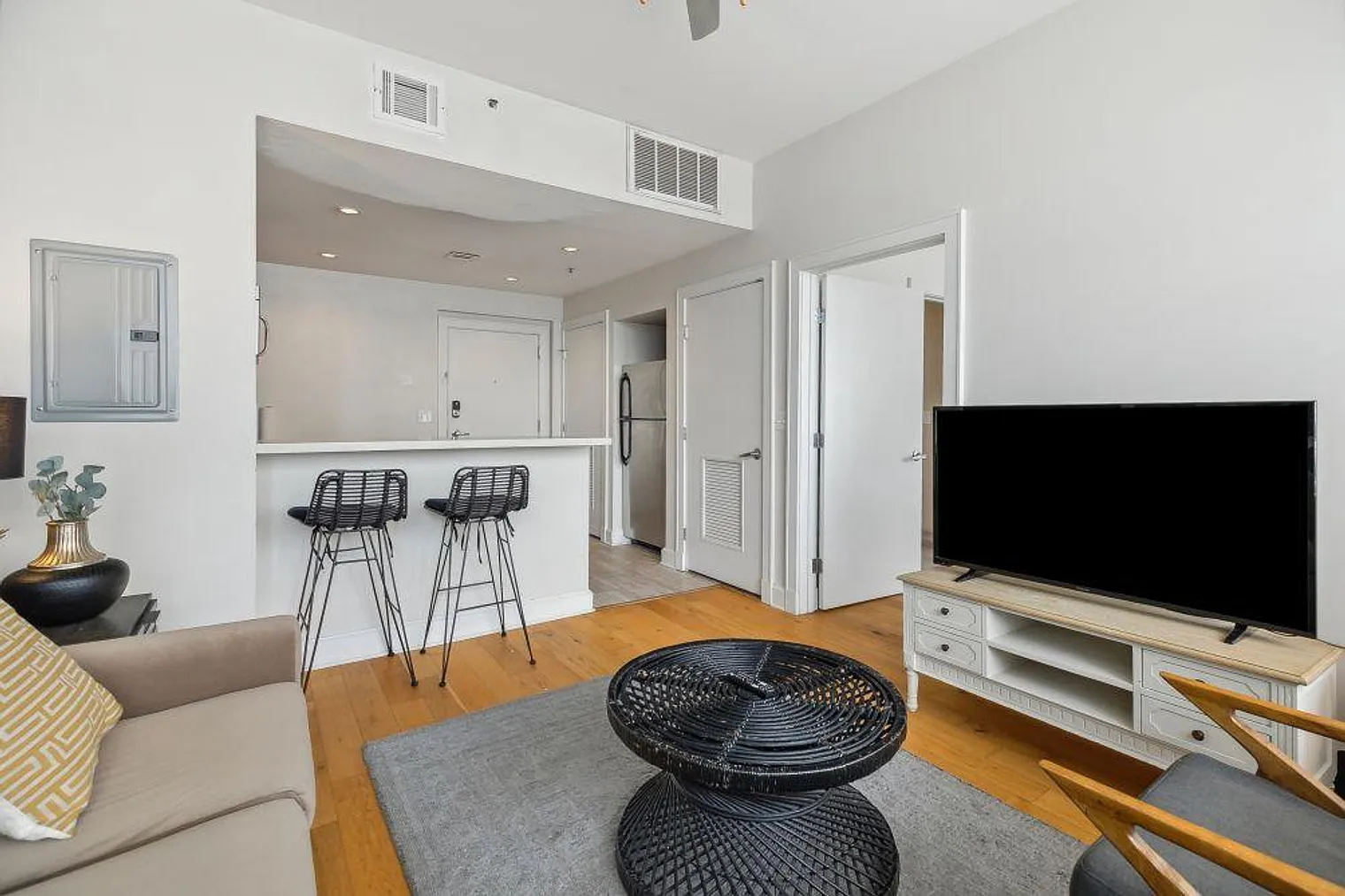 1 bed, 1.0 bath, 721 sqft, $4,578 — Photo 3