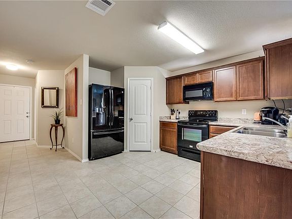 5th image of 505 Hawthorn Dr