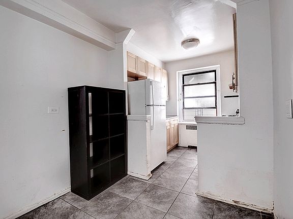 3rd image of 831 Gerard Ave APT 2B