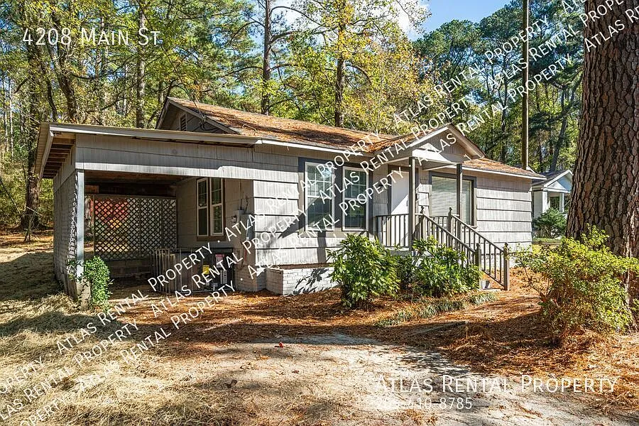 Beautiful 3-Bedroom Home with a Large Yard! Pet Friendly! — Photo 2