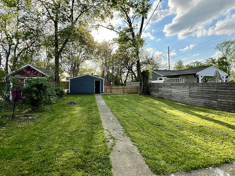 S Sheffield Ave — Photo 16