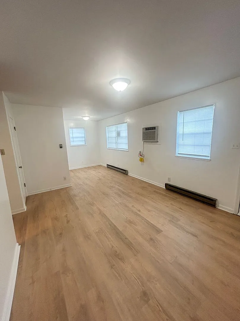 2 Bedroom Duplex Close to Downtown Durham — Photo 4