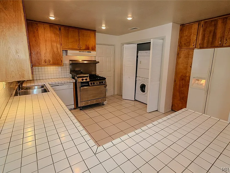 664 Barret Way — Photo 8