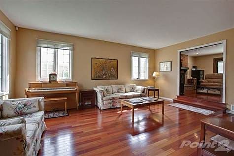 Step down from the Foyer to the spacious, sunny living\nroom with 9' ceilings ... opens to the adjacent Family\nRoom with views of backyard.