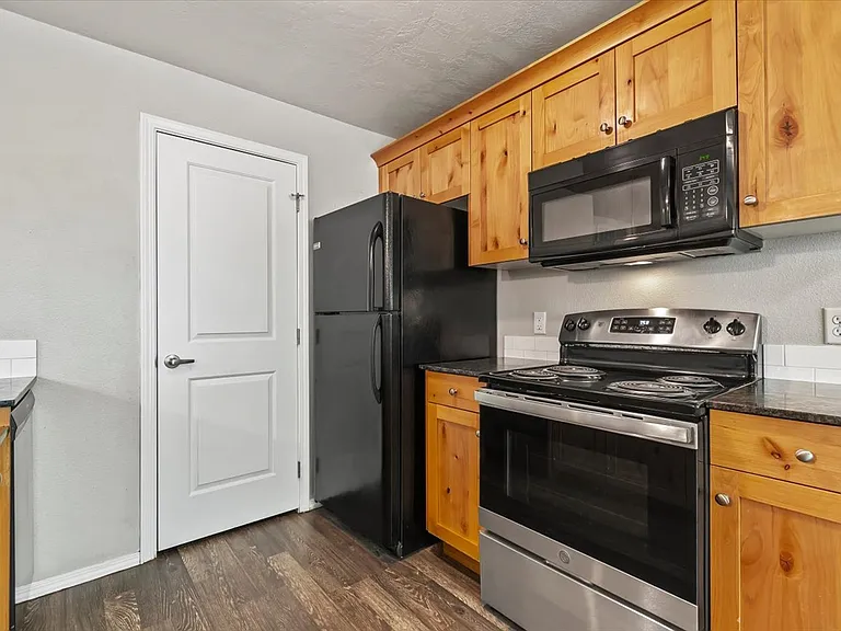 Creekside Apartments — Photo 7