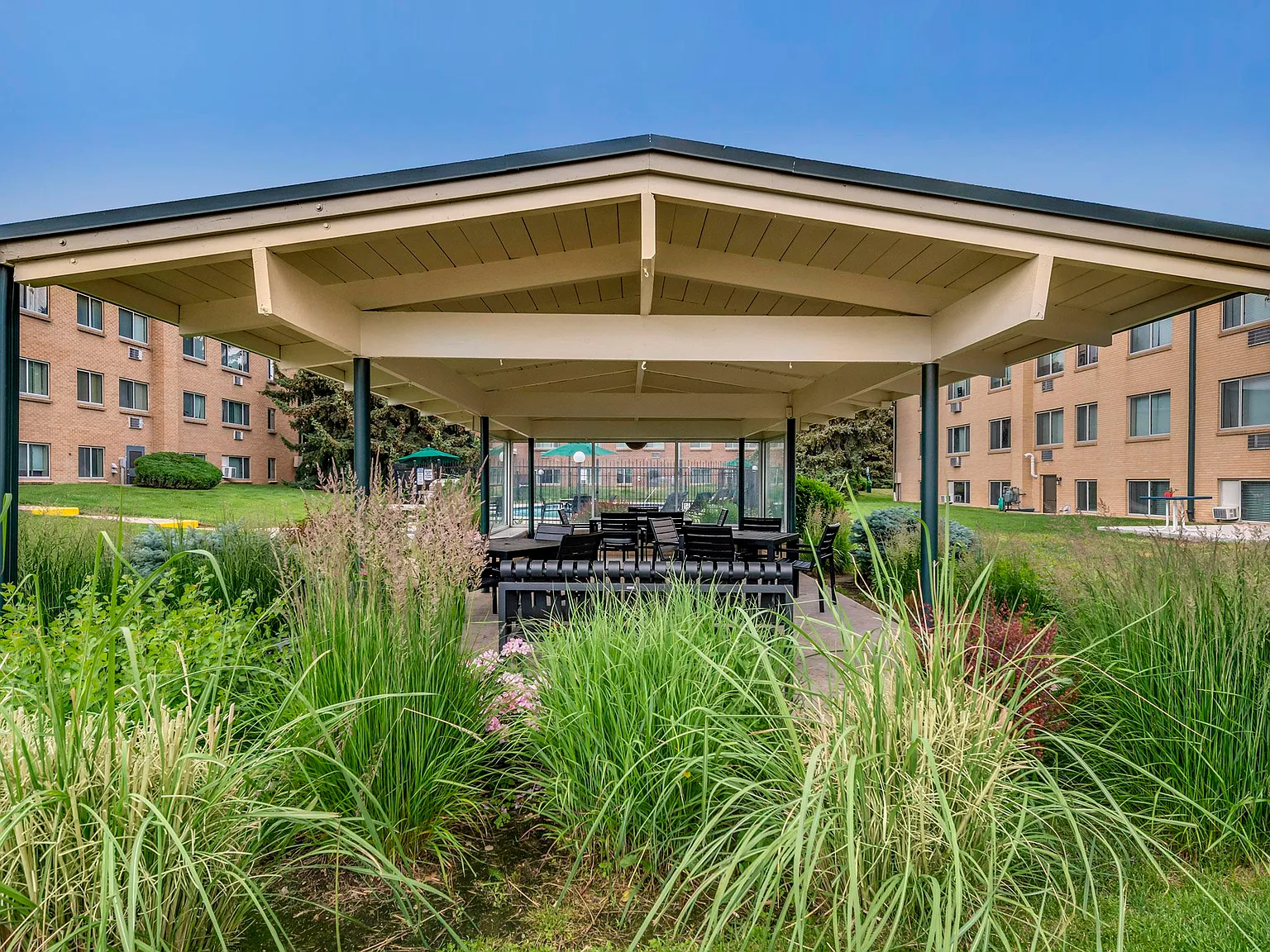 Royal Gardens Apartments — Photo 3