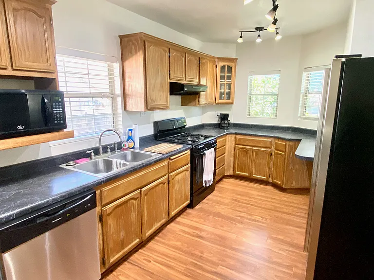 11319 Martha St — Photo 12