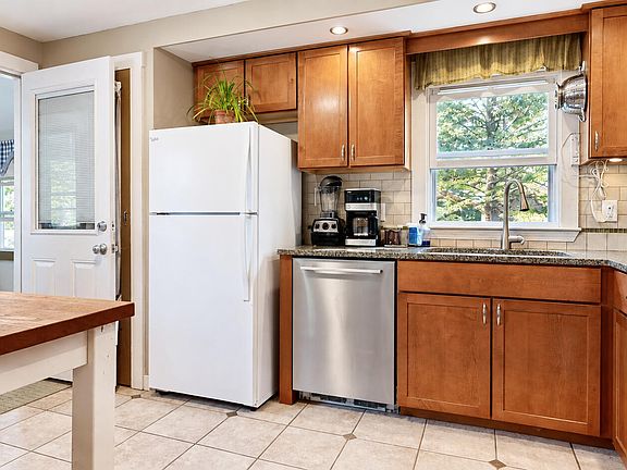 4th image of 7 Elizabeth Avenue