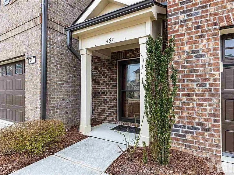 407 Daylin Dr — Photo 2